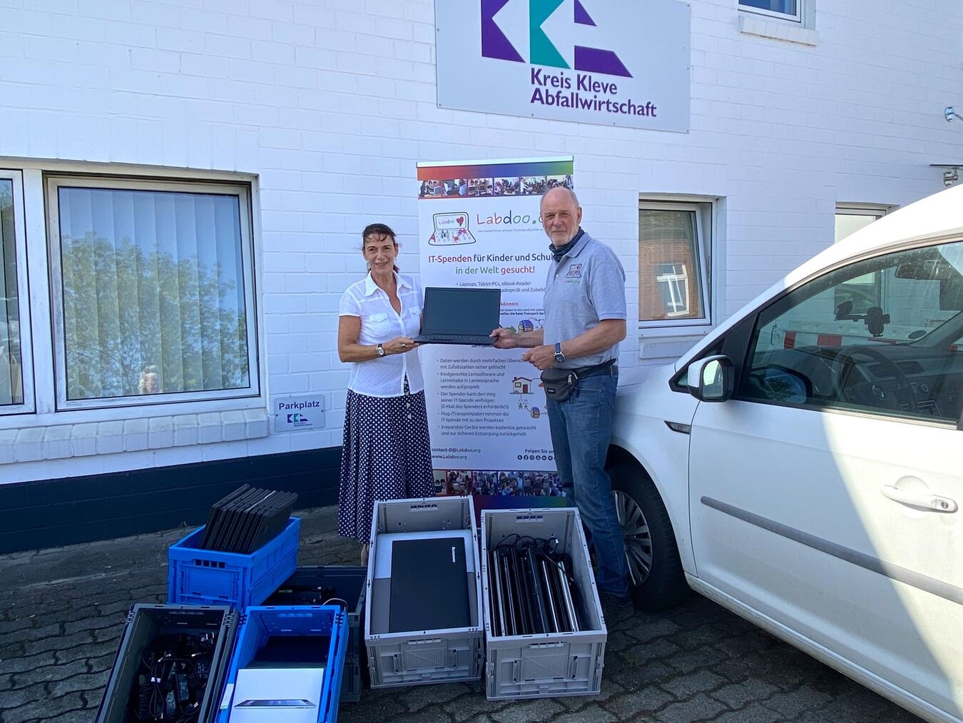 Gabriela Thoenissen (KKA) übergibt gesammelte IT-Spenden am KKA-Verwaltungsstandort Uedem an Labdoo-Mitarbeiter Udo Guzinski. Foto: KKA