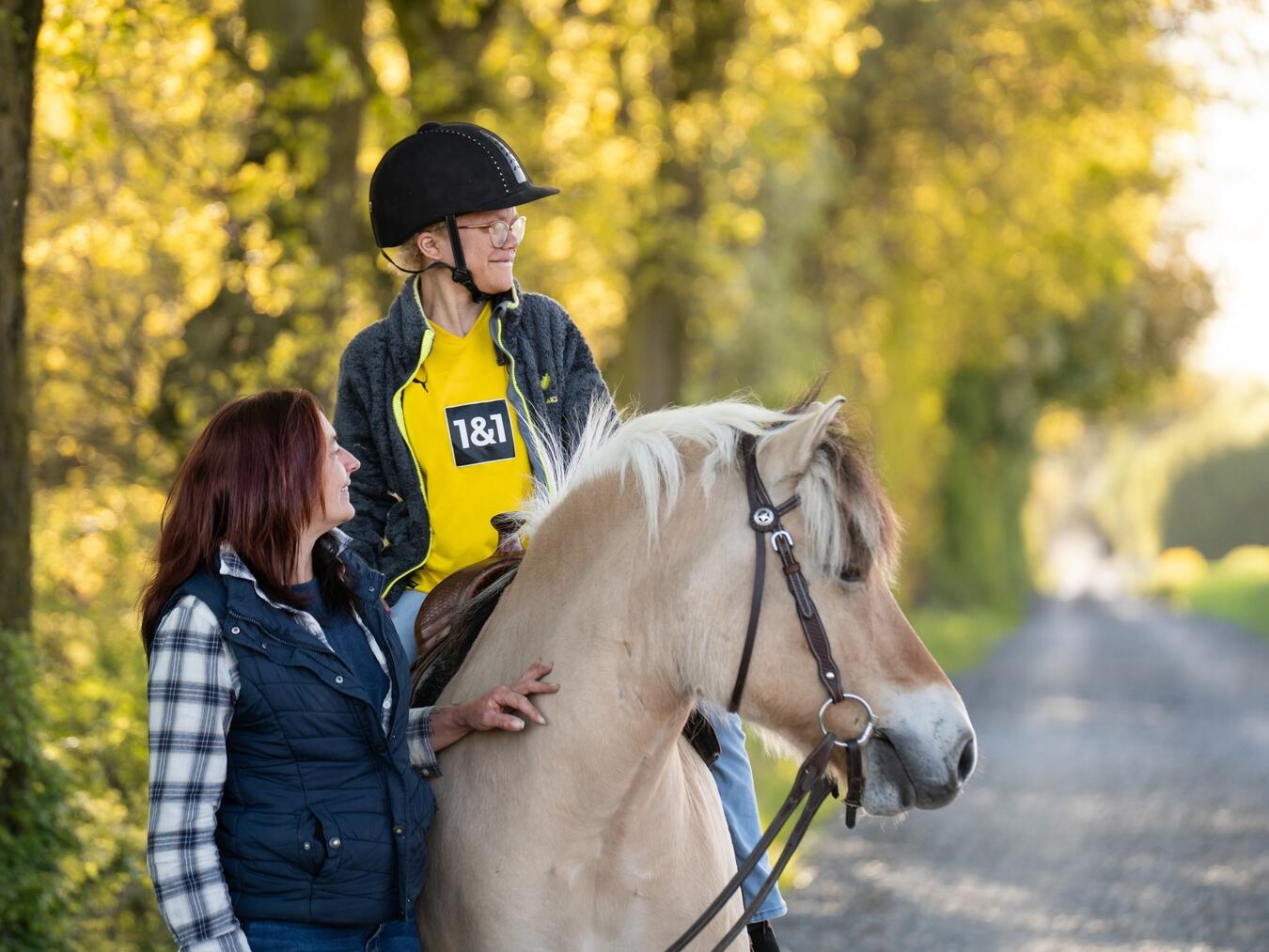 Gabriele Kubon bei tiergestütztem Coaching mit Pferd Aladin und Reiterin Dana Bechert. Foto von Emily Dickmann.