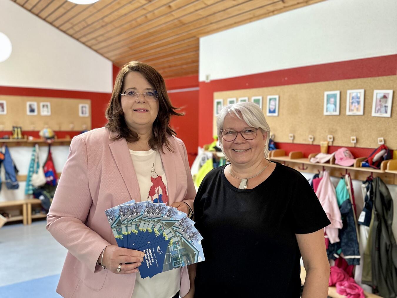 Gaby Voß (l, Team Kita der Stadt Geldern) und Anja Schwack (r., Leiterin Kita Drachenhöhle).Foto: Stadt Geldern/Terhorst
