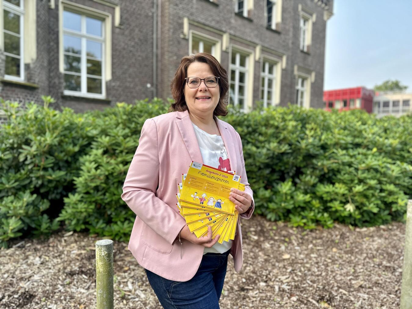 Gaby Voß vom Team Kita der Stadt Geldern präsentiert das neue Programm der Familienzentren.Foto: Stadt Geldern/Terhorst
