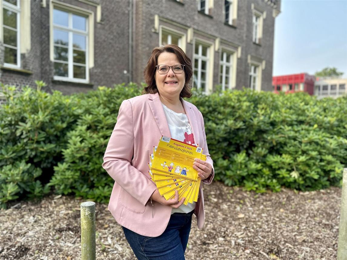 Gaby Voß vom Team Kita der Stadt Geldern präsentiert das neue Programm der Familienzentren.Foto: Stadt Geldern/Terhorst