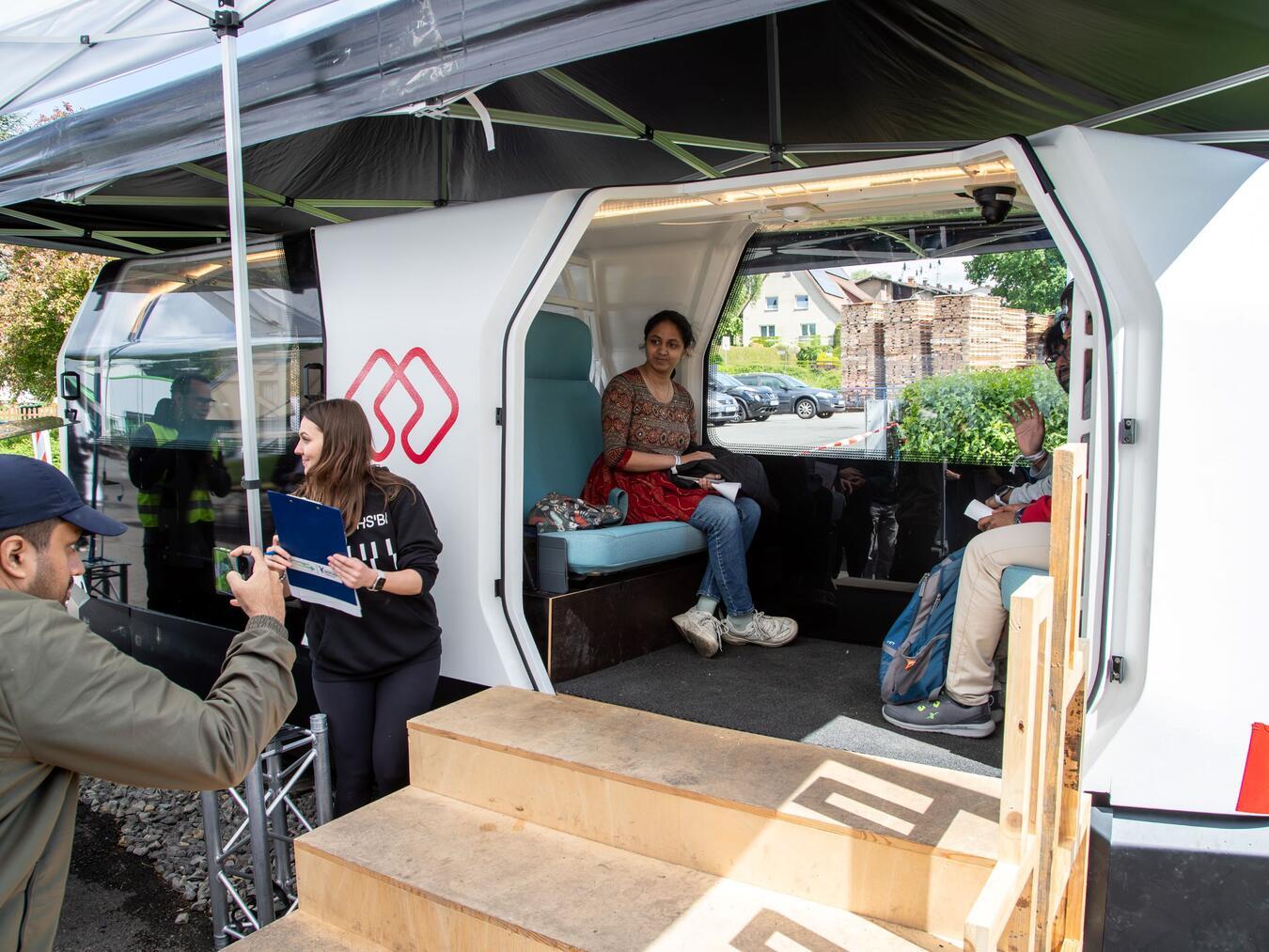 Gäste aus Kleve und den Niederlanden testen das Monocab im Extertal. Foto: Peter Wehowsky/ HSRW