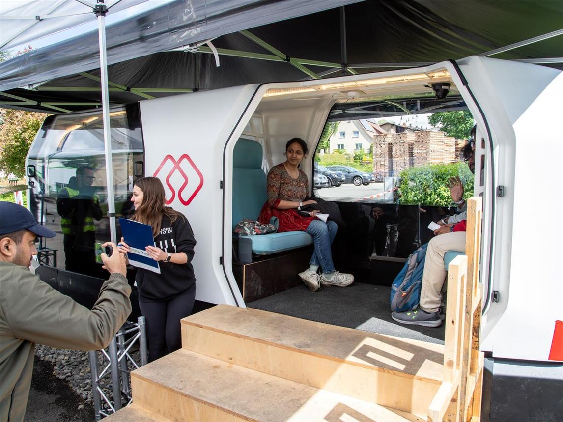 Gäste aus Kleve und den Niederlanden testen das Monocab im Extertal. Foto: Peter Wehowsky/ HSRW