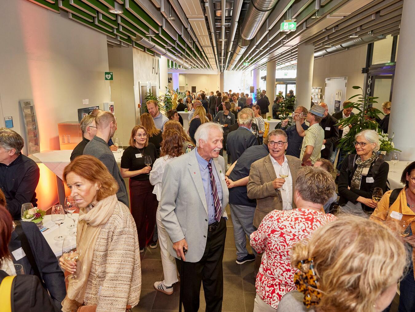 Gäste bei der Netzwerkveranstaltung im Foyer des Hörsaalzentrums nach der Akademischen Jahresfeier. Foto: Hans Jürgen Landes / HSRW