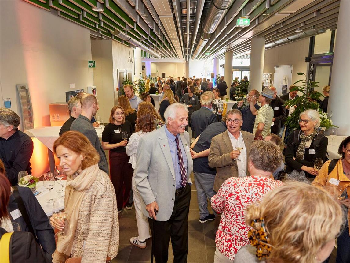 Gäste bei der Netzwerkveranstaltung im Foyer des Hörsaalzentrums nach der Akademischen Jahresfeier. Foto: Hans Jürgen Landes / HSRW