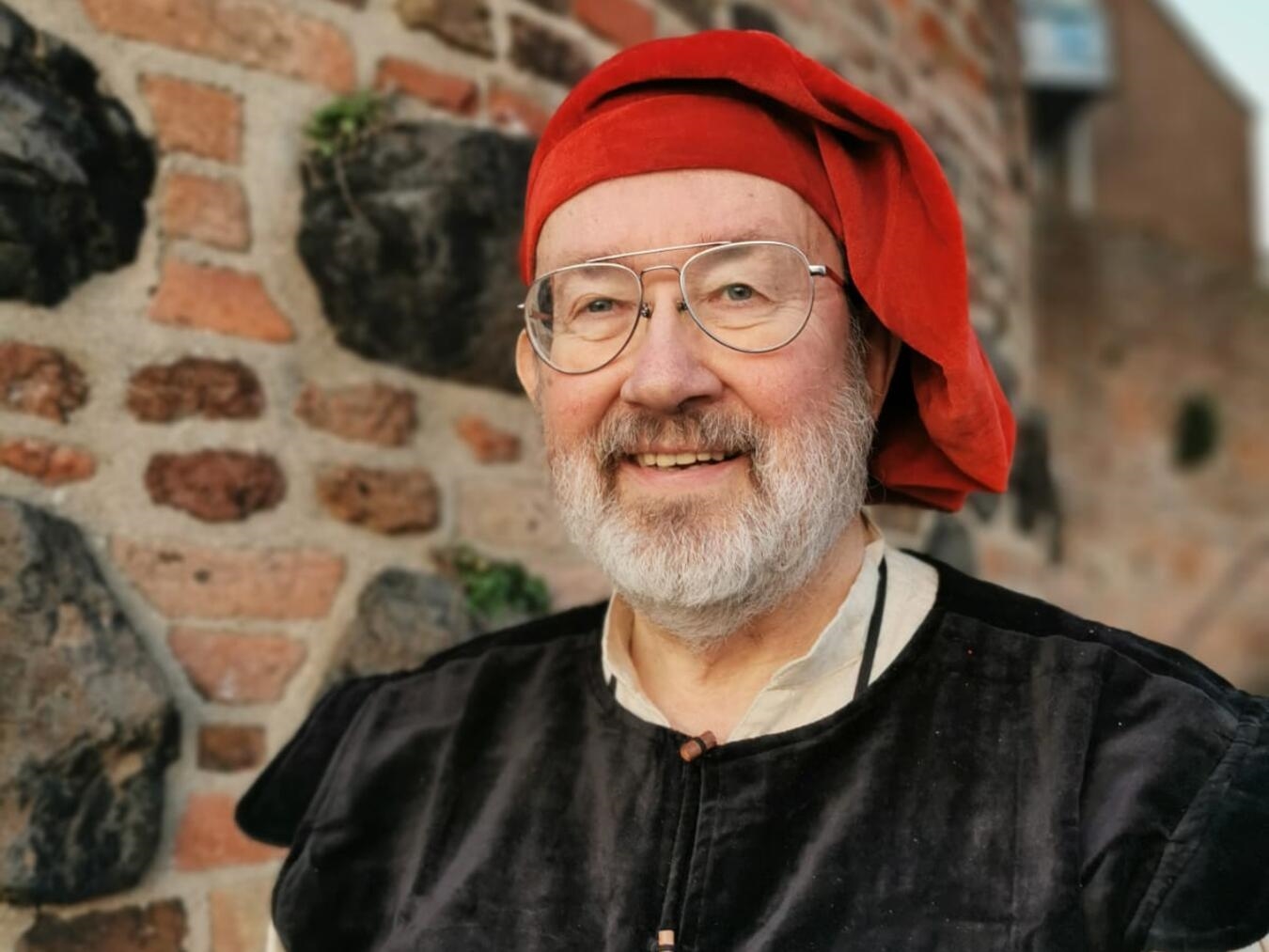 "Detlev Leidenfrost als Kaufmannsgehilfe Dietmar, historisch gekleidet, bietet Stadtführungen an."