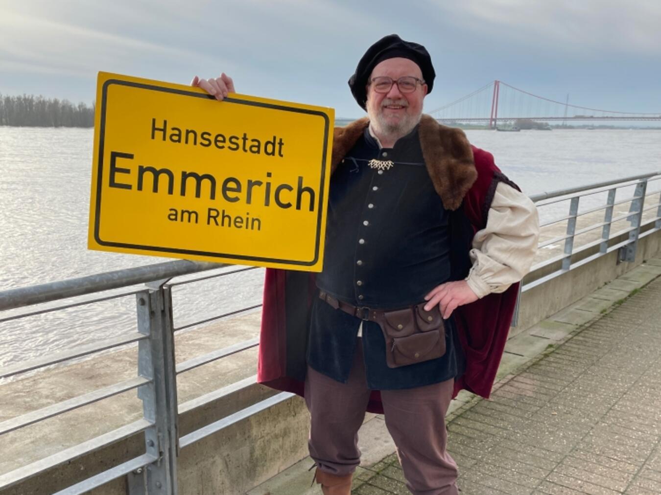 Gästeführer Gert Braam ist wieder in „Klompen“ unterwegs durch Emmerich. Foto: WfG Emmerich