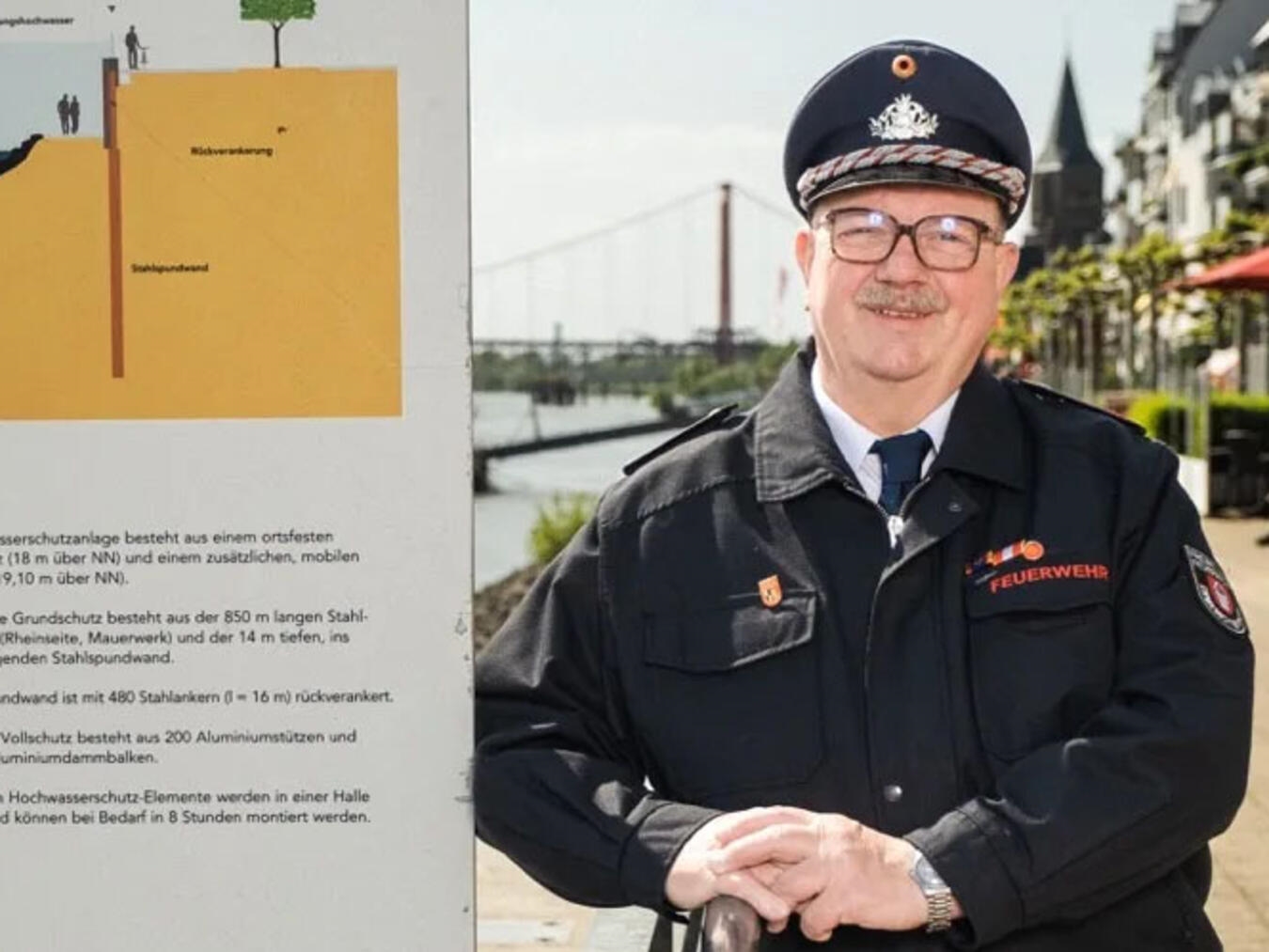 "Gästeführer Gert Braam bei einer historischen Tour an der Rheinpromenade in Emmerich"