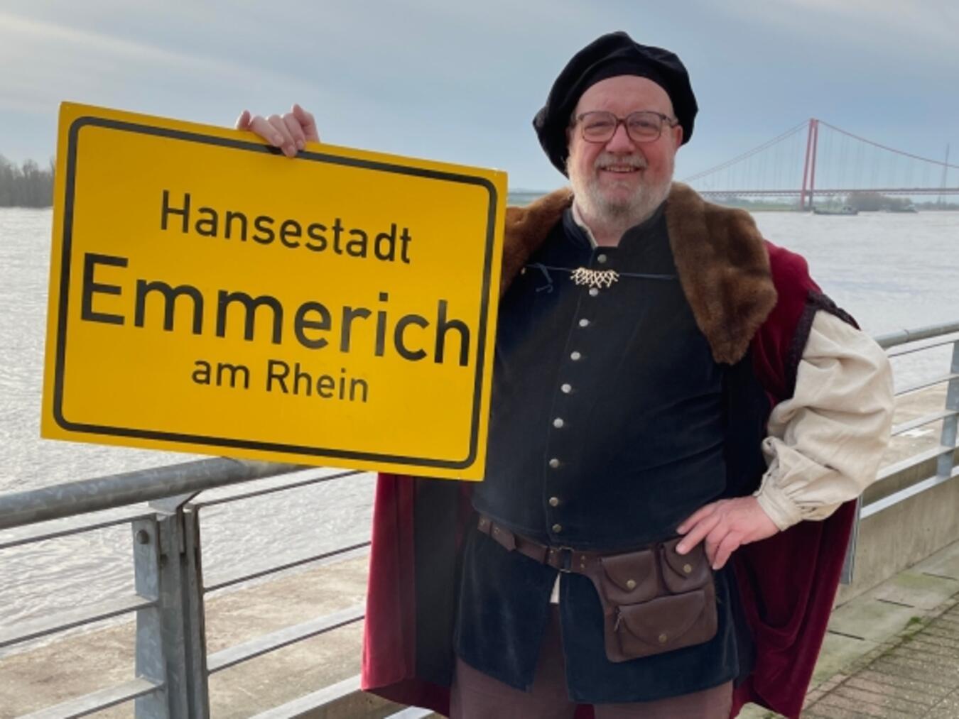 Gästeführer Gert Braam schlüpft in die Rolle des Hansekaufmanns Johann Berck. Foto: WfG Emmerich