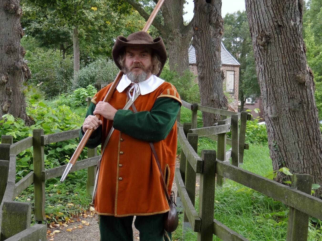 "Torwächter Heinz Wellmann in historischem Kostüm in Rees, Stadtführung"