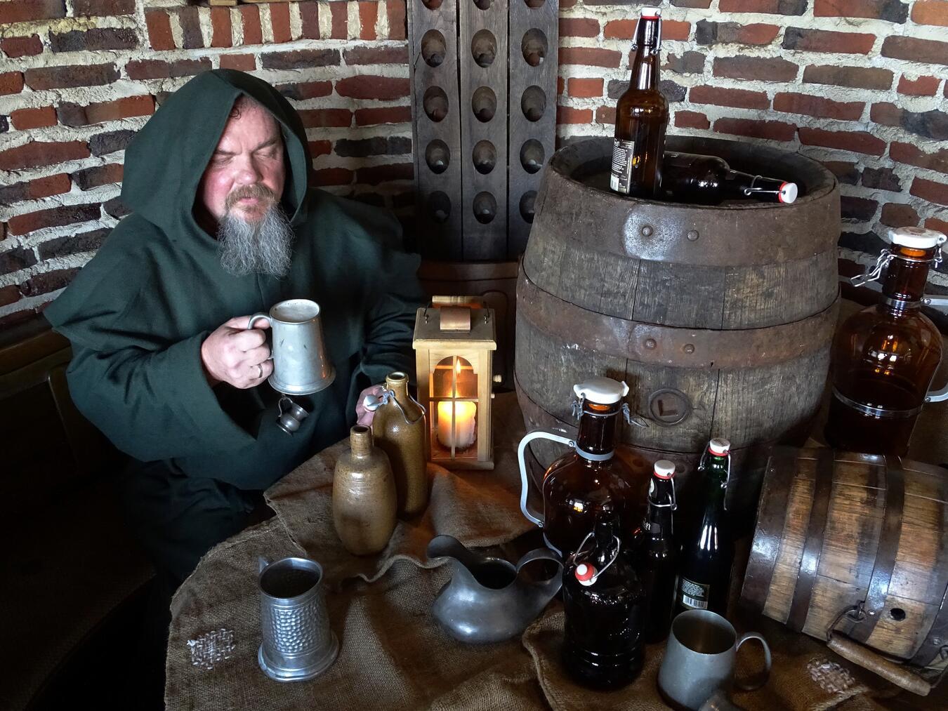 Bierführung in Rees mit Paul Laner Gästeführer Heinz Wellmann ist wieder als bierseliger Mönch Paul Laner unterwegs. Foto: privat