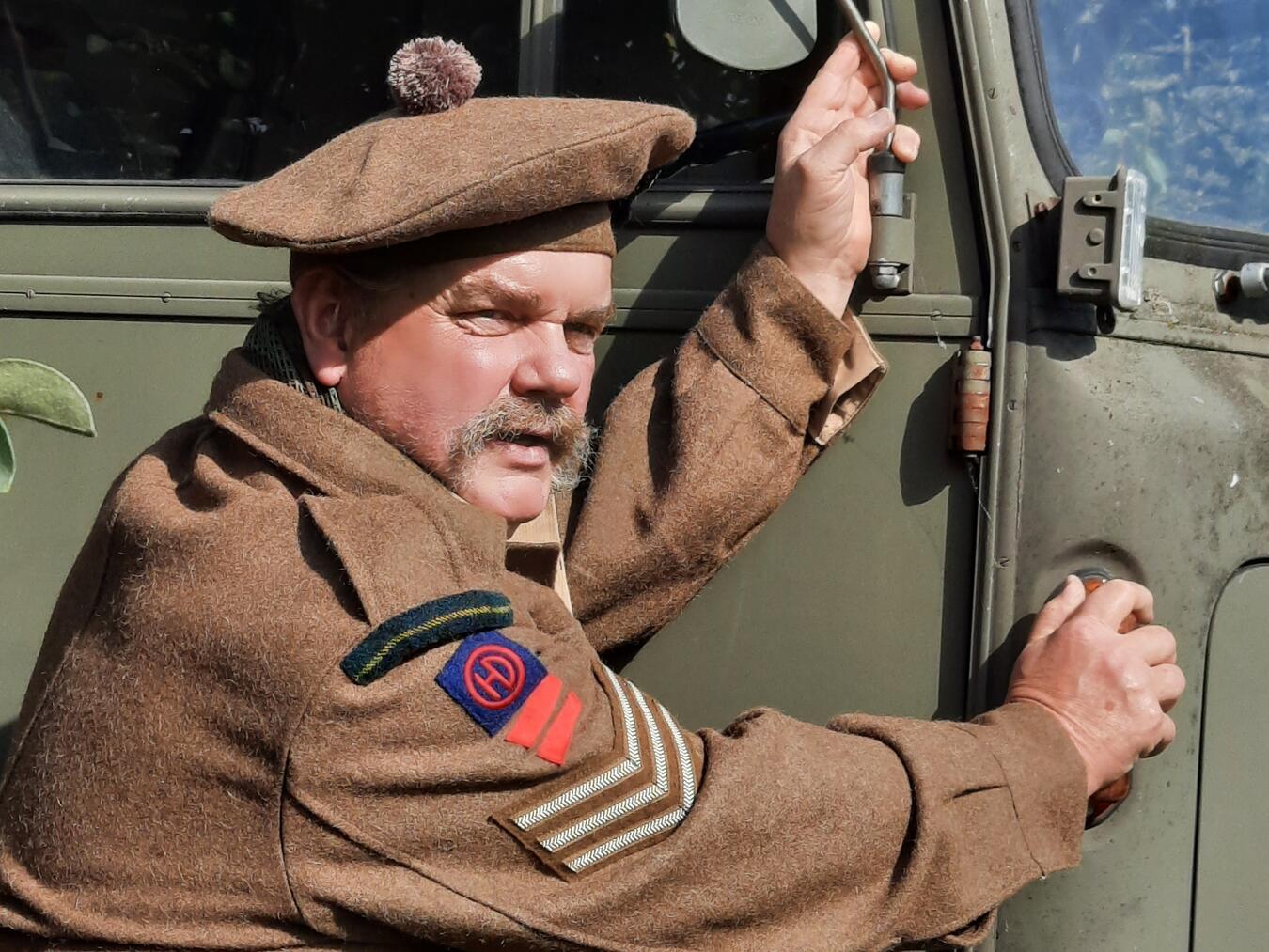 Sergeant Henry berichtet Gästeführer Heinz Wellmann schlüpft in die Rolle von Sergeant Henry. Foto: Stadt Rees