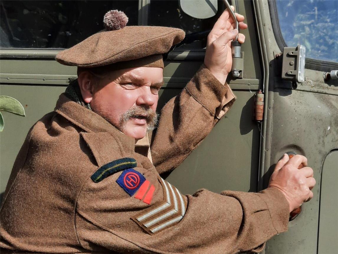 Gästeführer Heinz Wellmann schlüpft in die Rolle von Sergeant Henry. Foto: Stadt Rees