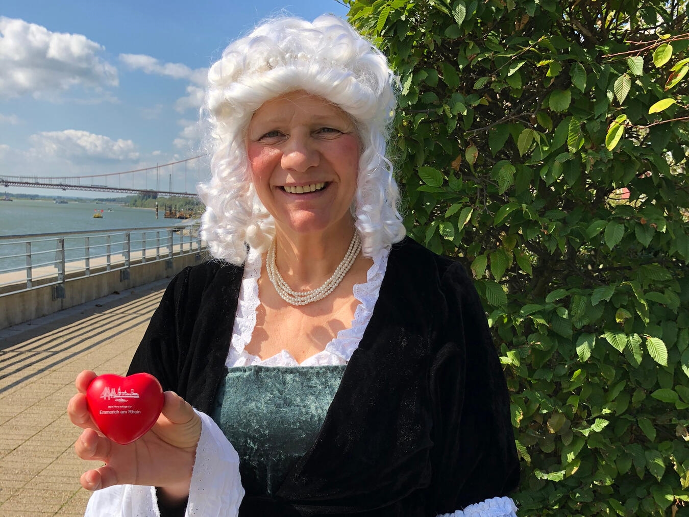 Gästeführerin Birgit Bremer nimmt die Teilnehmer mit auf eine unterhaltsame und zugleich informative Reise. Foto: WfG Emmerich