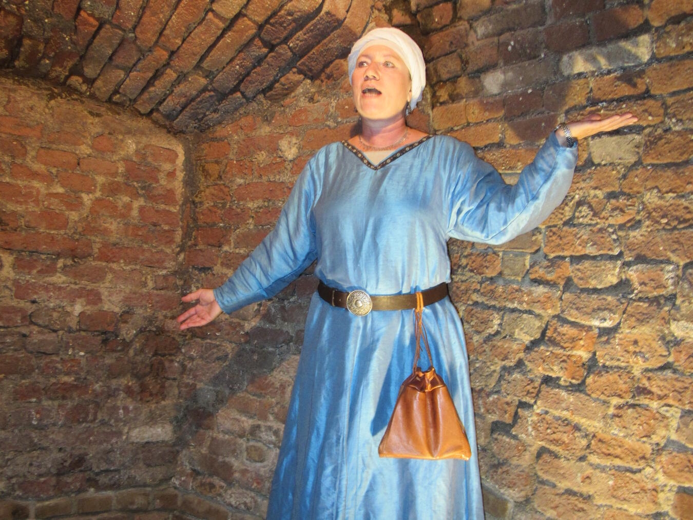 Gästeführerin Caroline Weber ist in Rees unterwegs. Foto: Stadt Rees