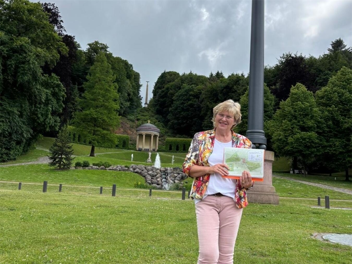 Gästeführerin Elisabeth Thönnissen führt Besucher durch historische Gärten, Naturerlebnis, Kulturführung.