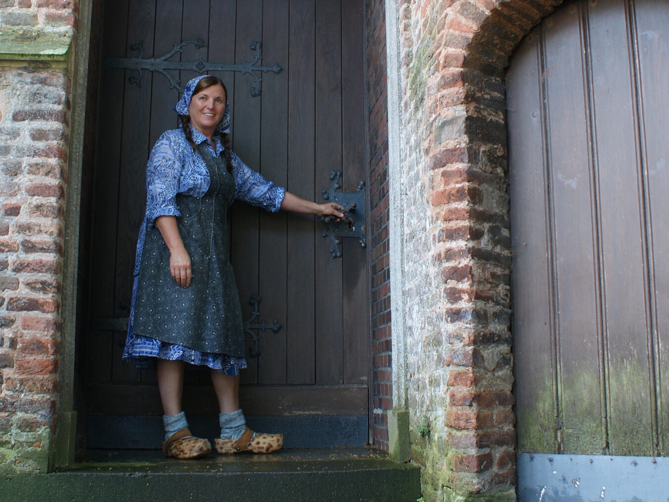 Alt-Tag: "Gästeführerin Hildegard Liebeton als historische Figur Änneke Schenk bei Stadtführung"