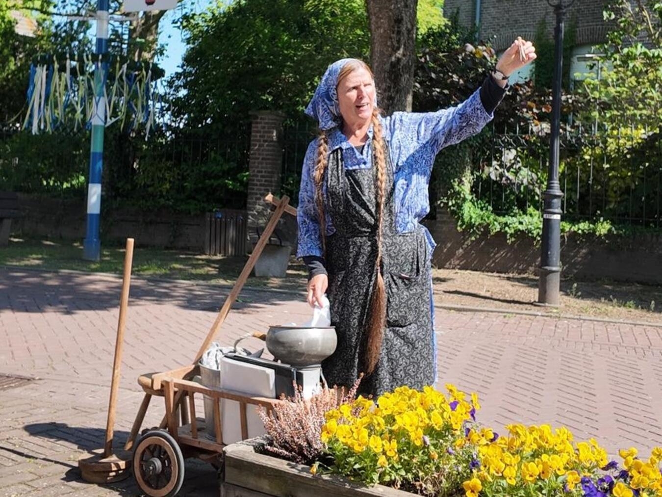 "Änneke Schenk Gästeführung: Hildegard Liebeton als Melkerin in traditioneller Tracht"