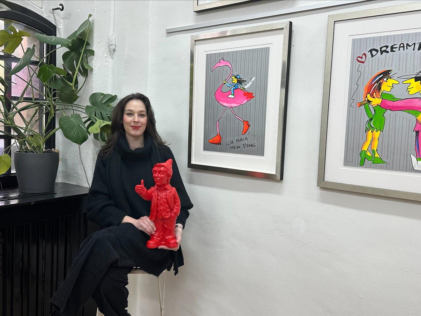 Die Galerie am Markt zeigt Werke von Udo Lindenberg Galeristin Alexandra Bottenbruch mit dem „positiven Gartenzwerg“ von Ottmar Hörl und neben Bildern von Udo Lindenberg. Beides wird gemeinsam in einer Ausstellung in Kalkar gezeigt. NN-Foto: SP