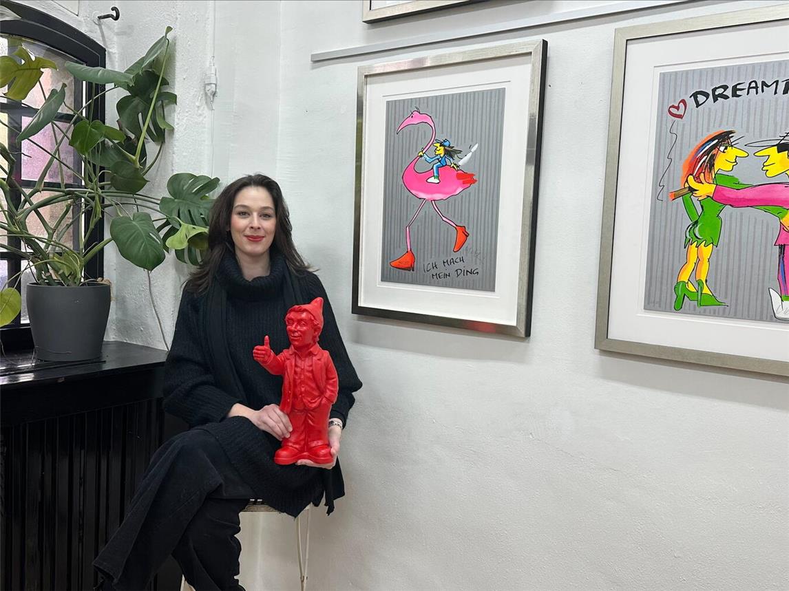 Galeristin Alexandra Bottenbruch mit dem „positiven Gartenzwerg“ von Ottmar Hörl und neben Bildern von Udo Lindenberg. Beides wird gemeinsam in einer Ausstellung in Kalkar gezeigt. NN-Foto: SP