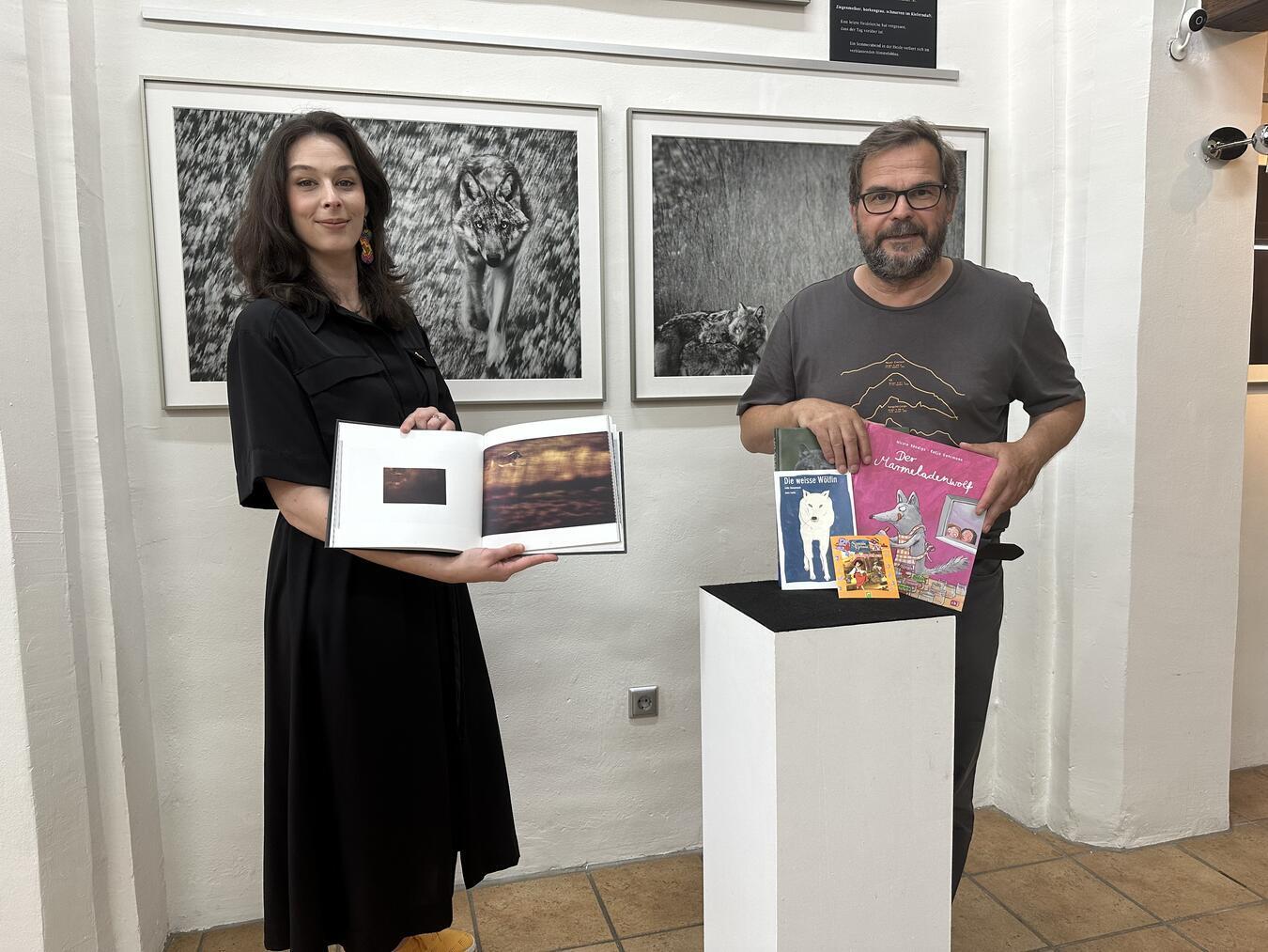 Galeristin Alexandra Bottenbruch und Kalkars Kulturchef Harald Münzner haben beim Kalkarer Wolfs-Sommer eng zusammengearbeitet und präsentieren nun den zweiten Teil. NN-Fotos: SP