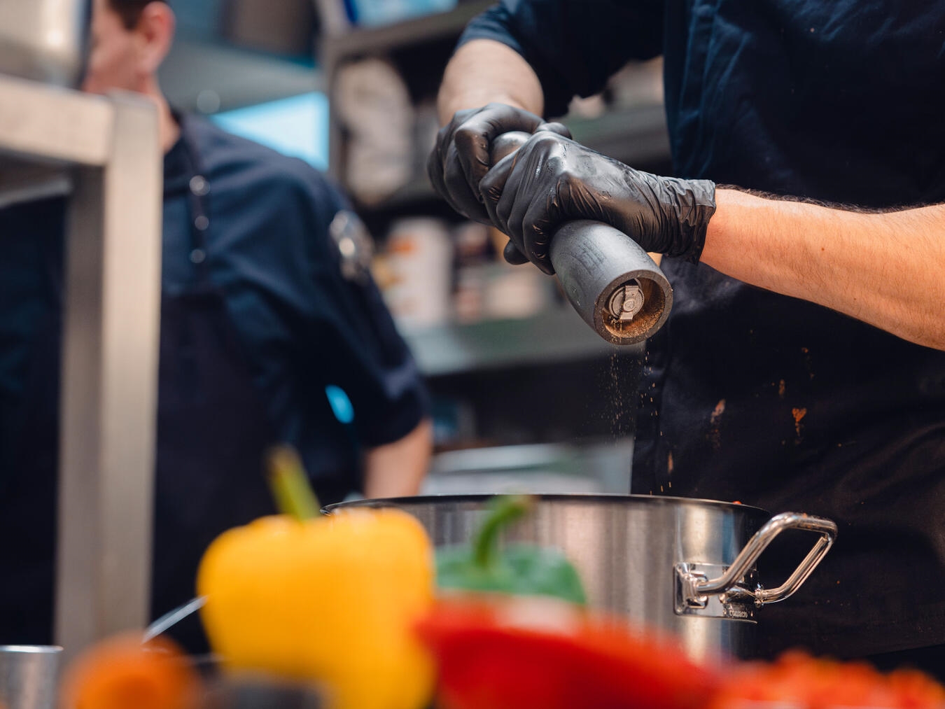 Adnan Kandemir von NGG spricht über die harte Arbeit und Bezahlung in Gastro-Küchen. Foto von Tobias Seifert.