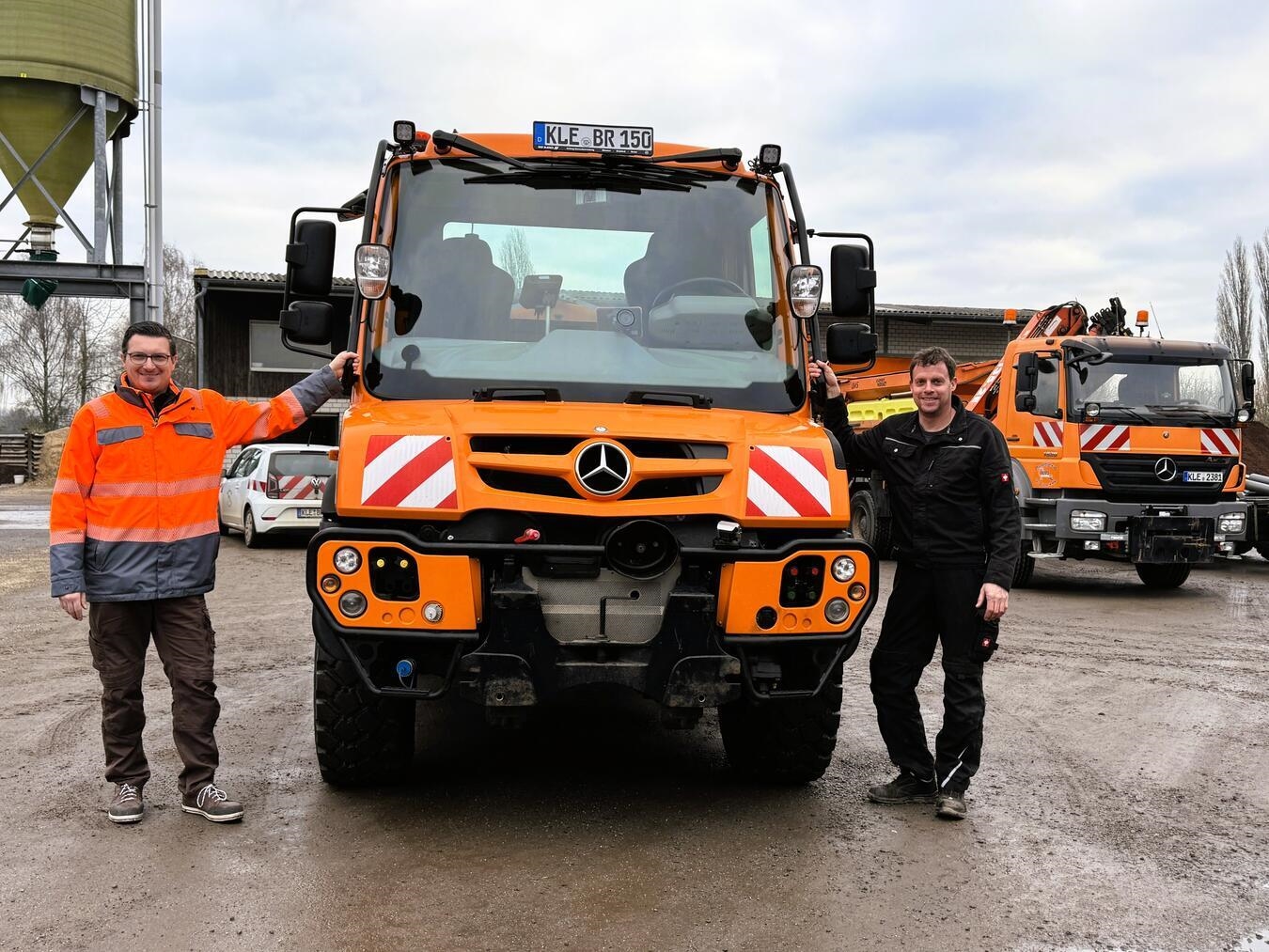 "Stefan Tekaat und Daniel Klug mit Unimog 316 im Bauhof Rees"