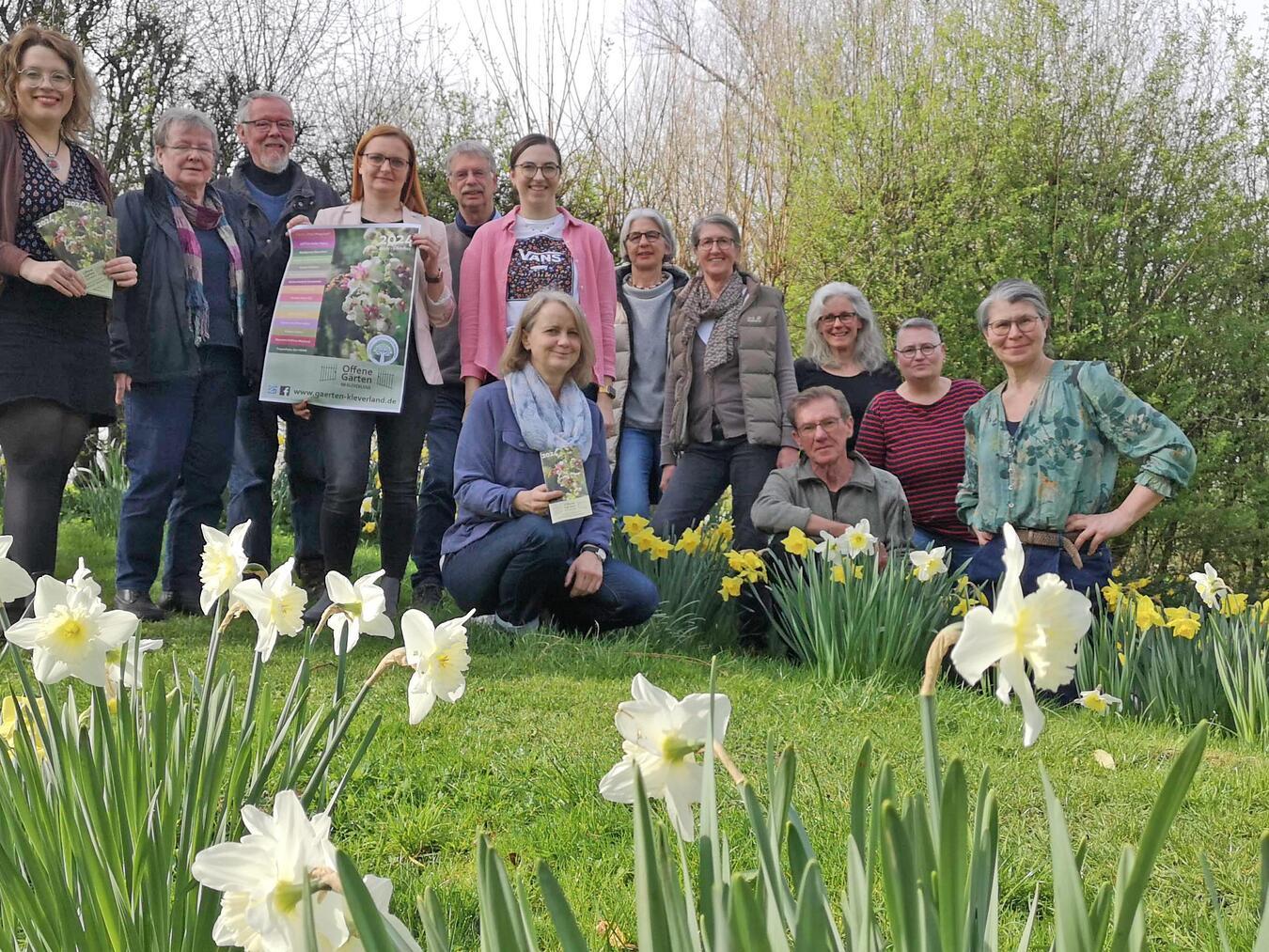 Gartenbesitzer freuen sich im Garten von Haus Eyl auf die kommende Gartensaison (v.l.): Kristina Janßen (WTM), Irmgard Frische, Wolfgang Frische, Anastasia Kufeld (Gemeinde Bedburg-Hau), Detlef Schulz, Kristin Voetmann (Gemeinde Bedburg-Hau), Gisela Hünnekes, Kerstin Hakenbeck, Nicole Peters, Verena Welbers, Tina Abbing. Vorne: Martina Gellert (WTM), Waldemar Kowalewski.Foto: WTM