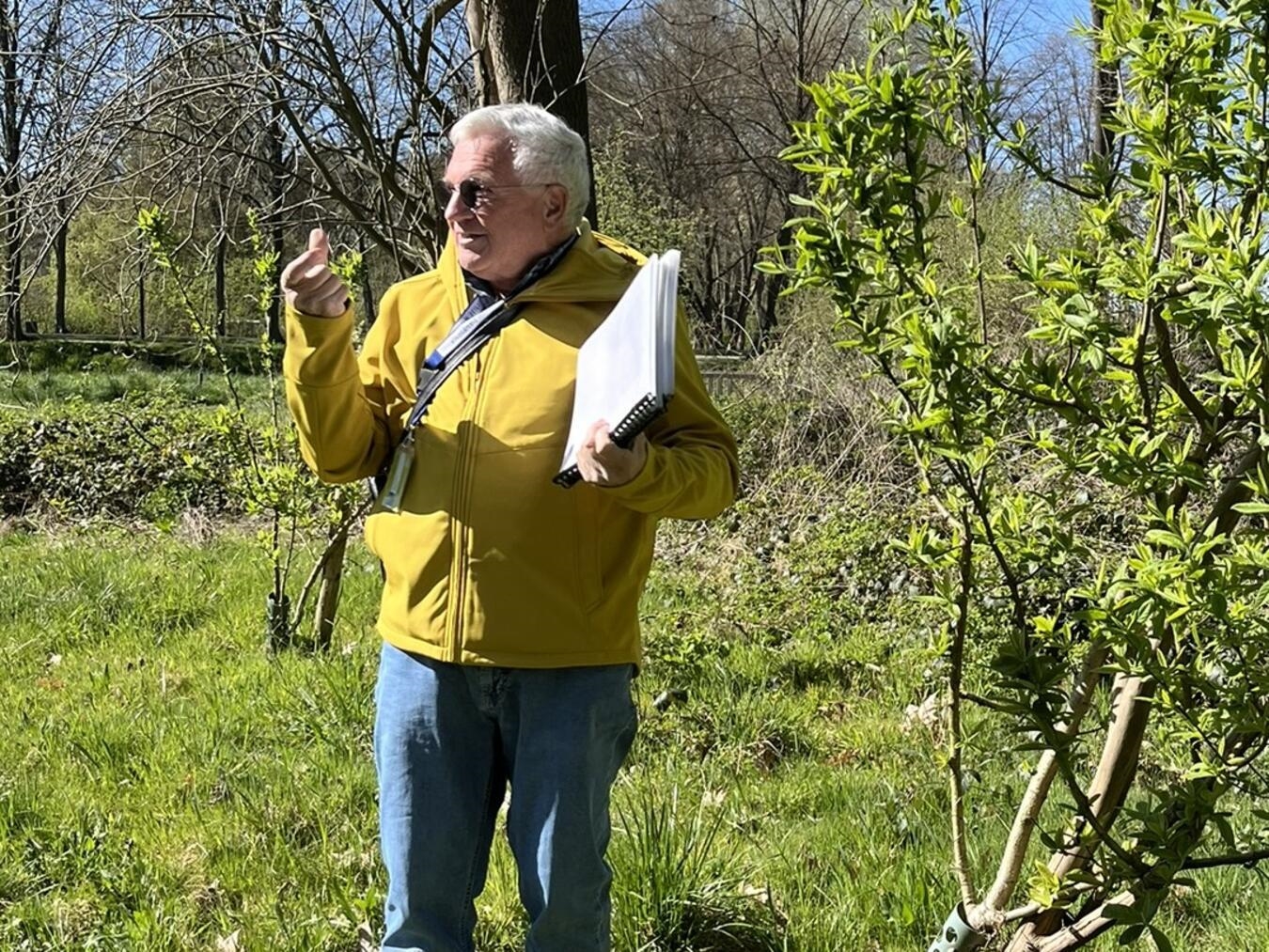 "Gartenexperte Hans Heinz Hübers im Garten, Pflanzenpflege, Natur, WTM-Foto"