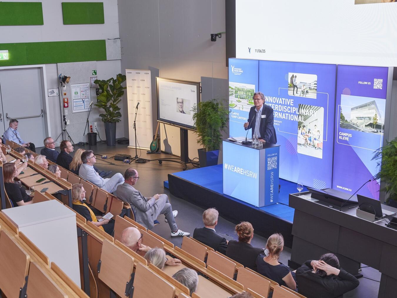 Gastredner Ralph Sina, Journalist und politischer Korrespondent, bei der Akademischen Jahresfeier im Audimax an der HSRW. Foto: Hans Jürgen Landes / HSRW