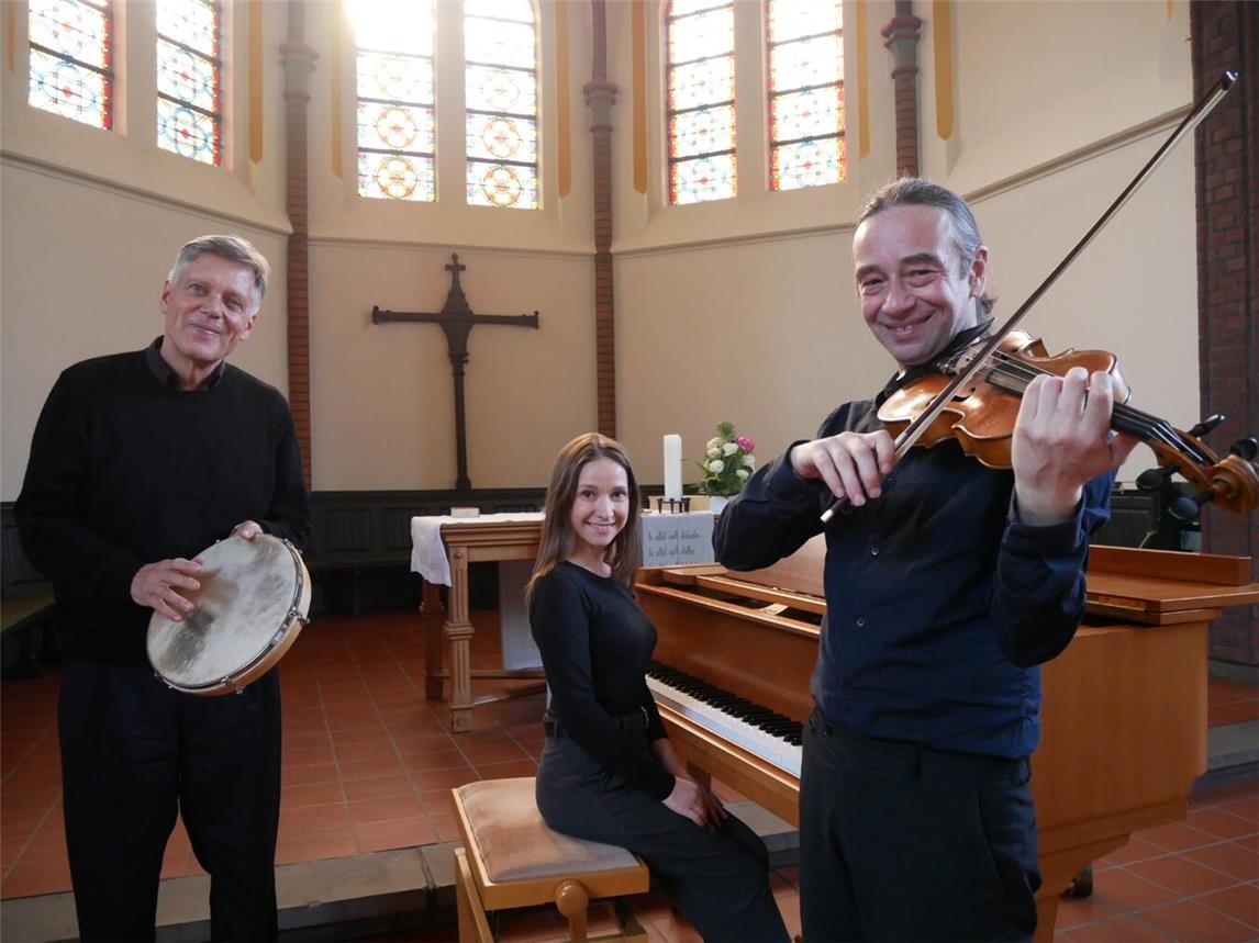 Gastspiel in Emmerich: Günther Wiesemann, Oksana Shnit und Benjamin Nachbar (v. l.) sind das „trio contemporaneo“. Foto: privat
