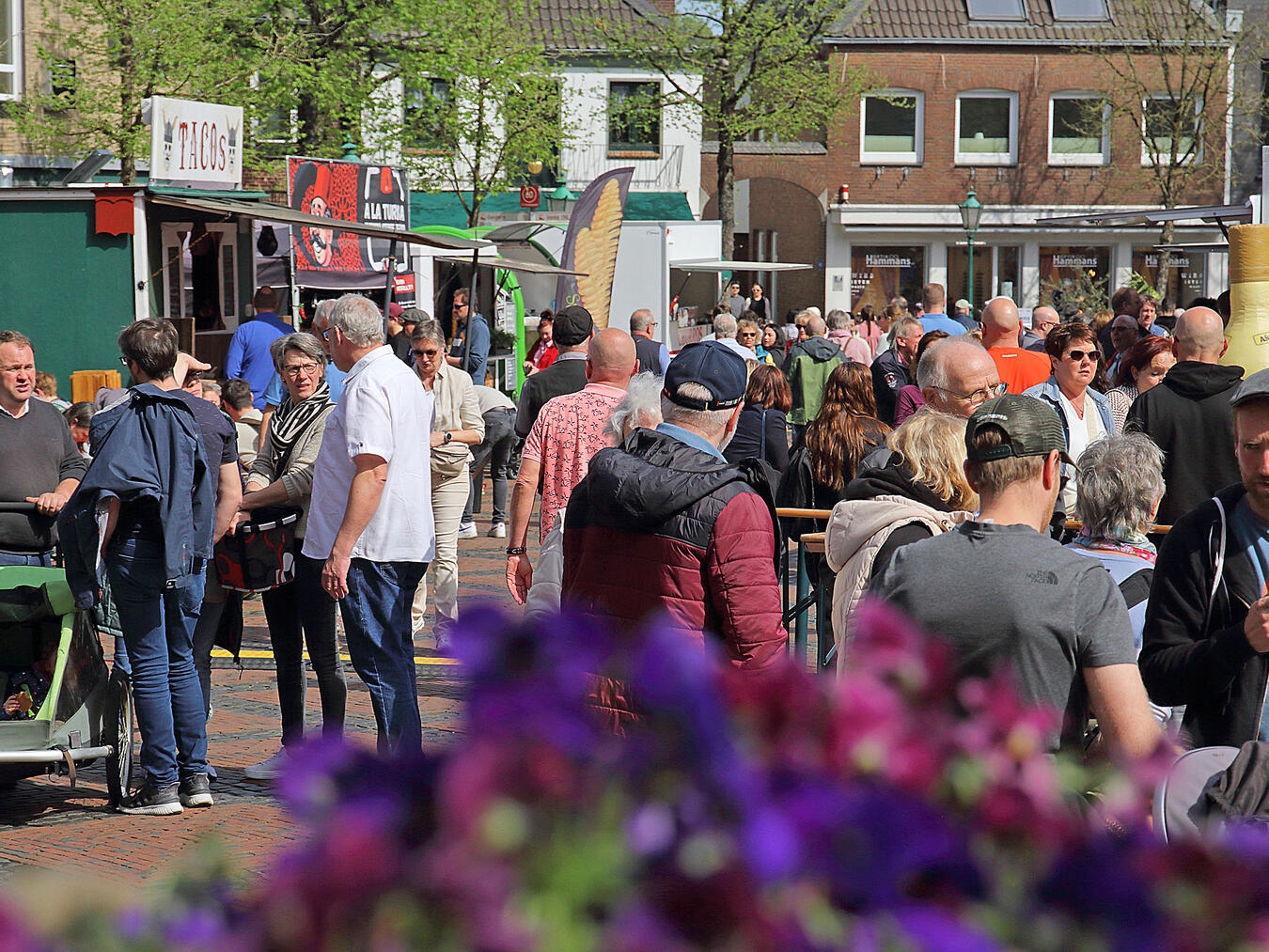 "Menschen genießen kulinarische Spezialitäten auf dem Marktplatz in Straelen, Oktoberfest-Stimmung, 9.-11. Oktober."