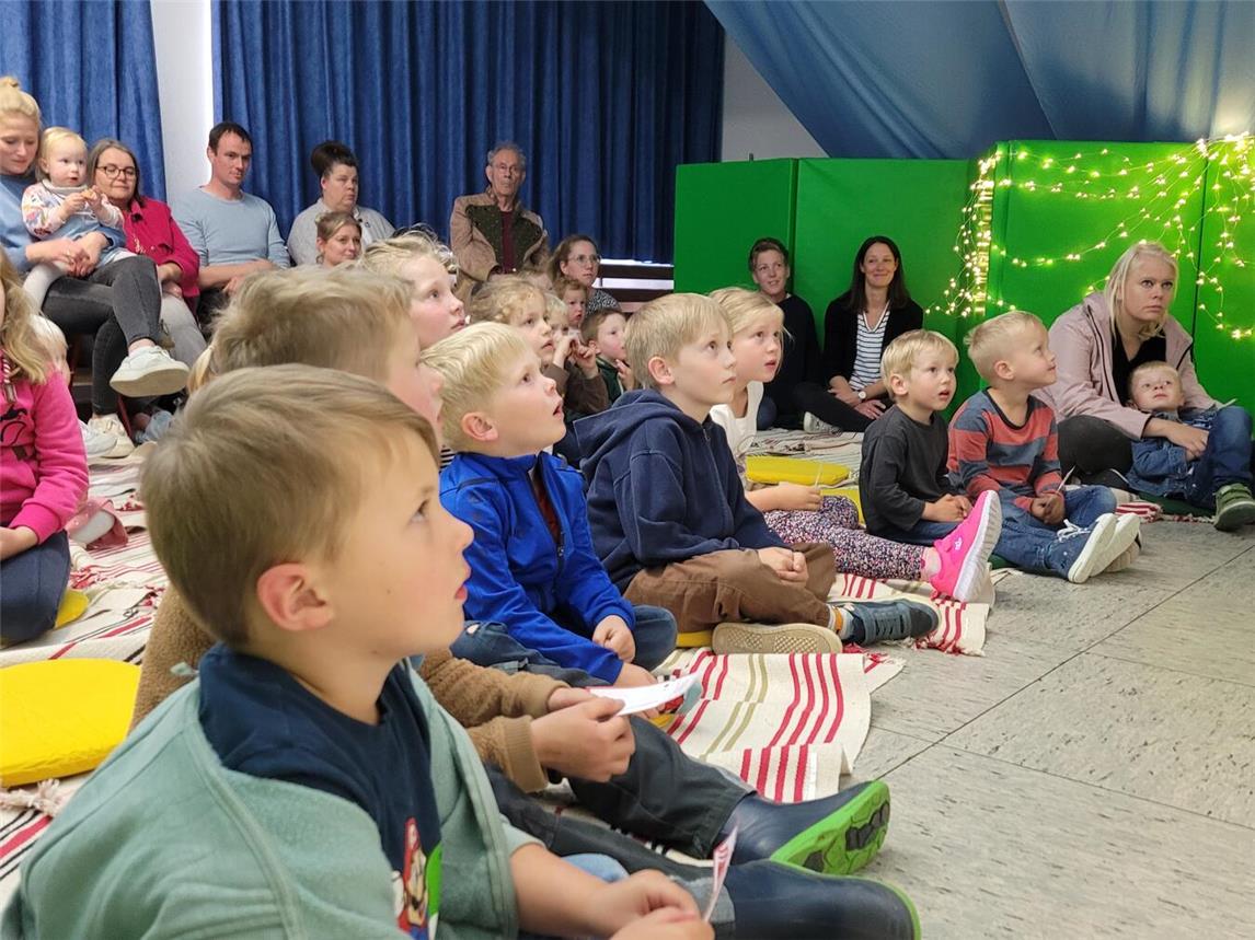 Gebannt lauschen die Kinder den Geschichten im Erzählzelt. Foto: privat