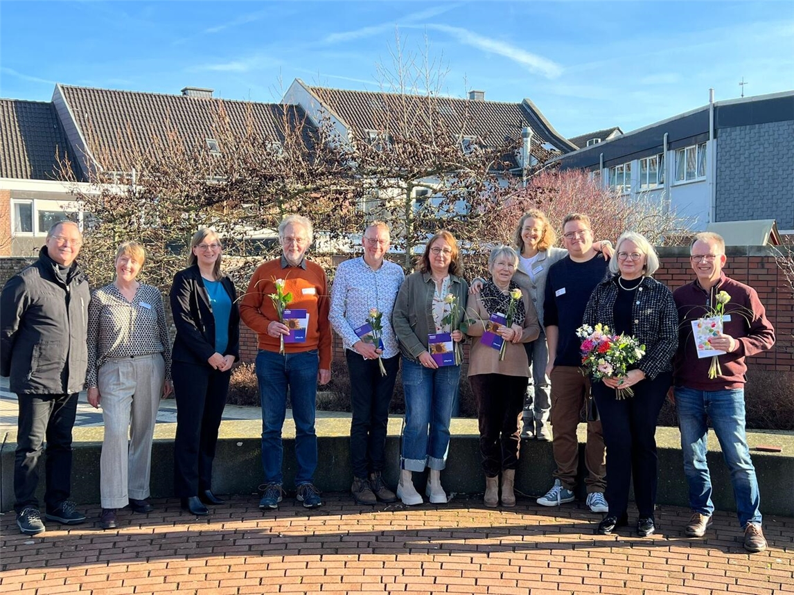 Geehrte rechtliche Betreuer mit Mitarbeitenden des Betreuugsvereins, Diakonie-Finanzvorständin Anne Rutjes und Betreuungsrichterin Claudia Knickrehm Foto: privat