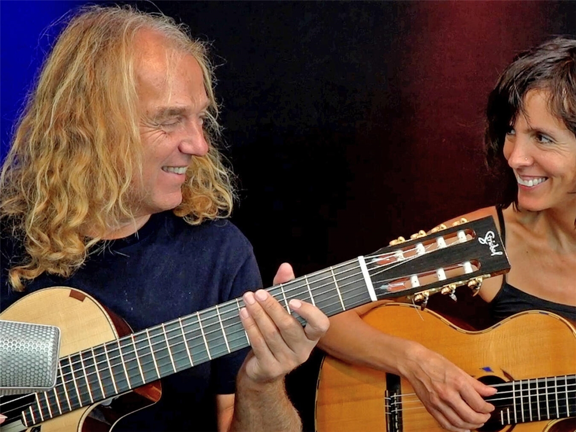 Gefühlvolle Melodien und ein virtuoses Gitarrenspiel erwartet das Publikum beim Konzert von Peter Autschbach und Tina Wienecke.Foto. Nico Deppisch