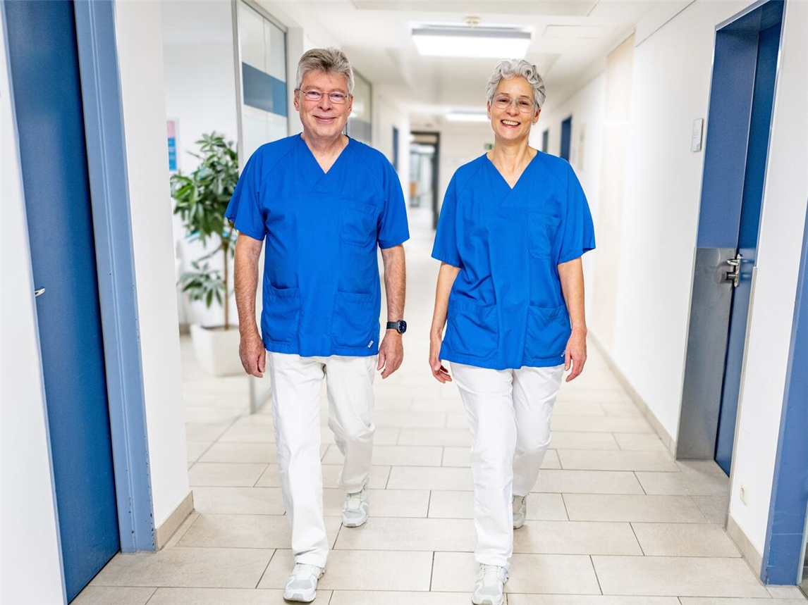 Nicole Sigrist-Uhl und Dr. Bernhard Uhl vor dem neuen Gebärmutterkrebszentrum am EVK Wesel.