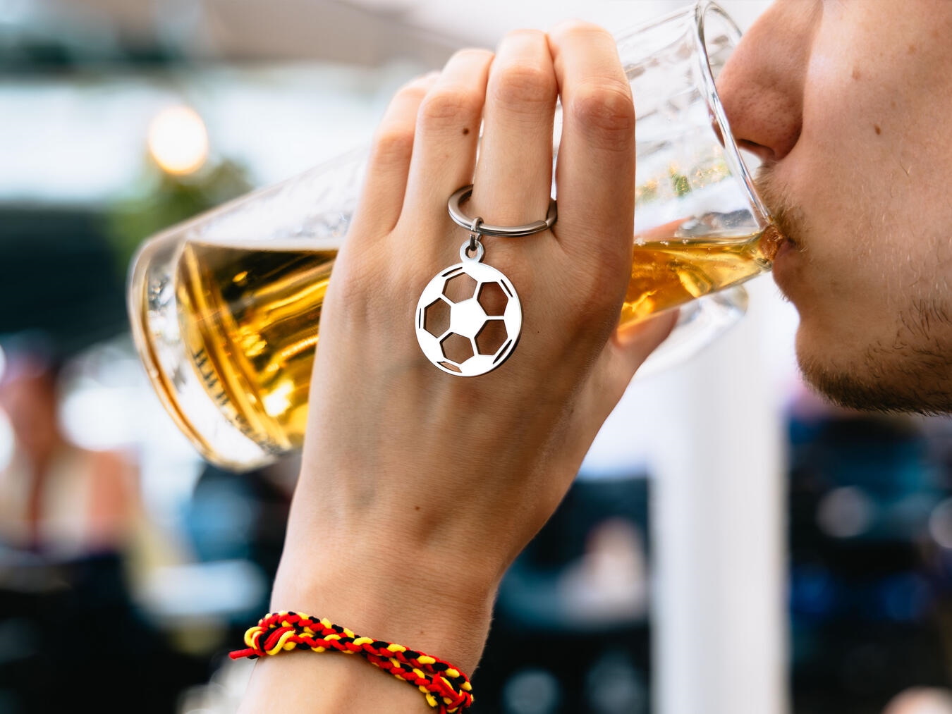 "Fußballfans mit Bier zur WM, Fair Play für Gastro-Mitarbeiter, Forderung nach fairen Dienstplänen und Lohnerhöhung"