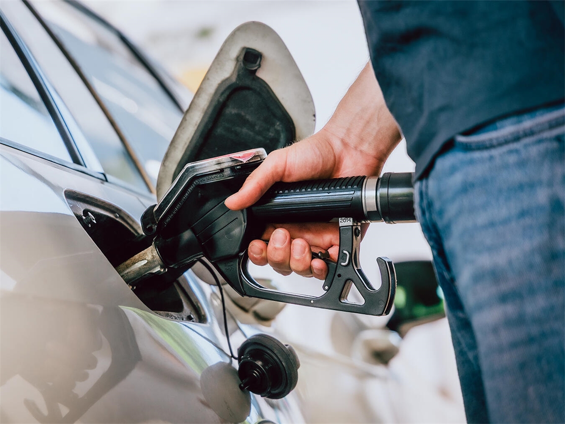 "Teure Benzinkosten: NGG fordert Wegegeld-Zuschuss für Pendler in Kleve, Foto von NGG/Tobias Seifert zeigt Tankstelle."