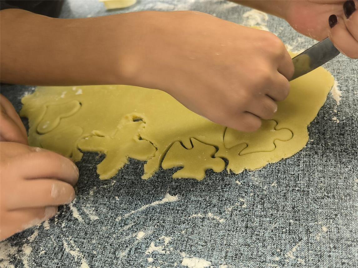 Gekocht haben die Mädchen traditionelle Gerichte. Neben einer Kürbissuppe standen Backofen-Kartoffeln und Weihnachtsplätzchen auf dem Programm. Dazu gab es Tipps und handwerkliche Tricks. Foto: Caritas