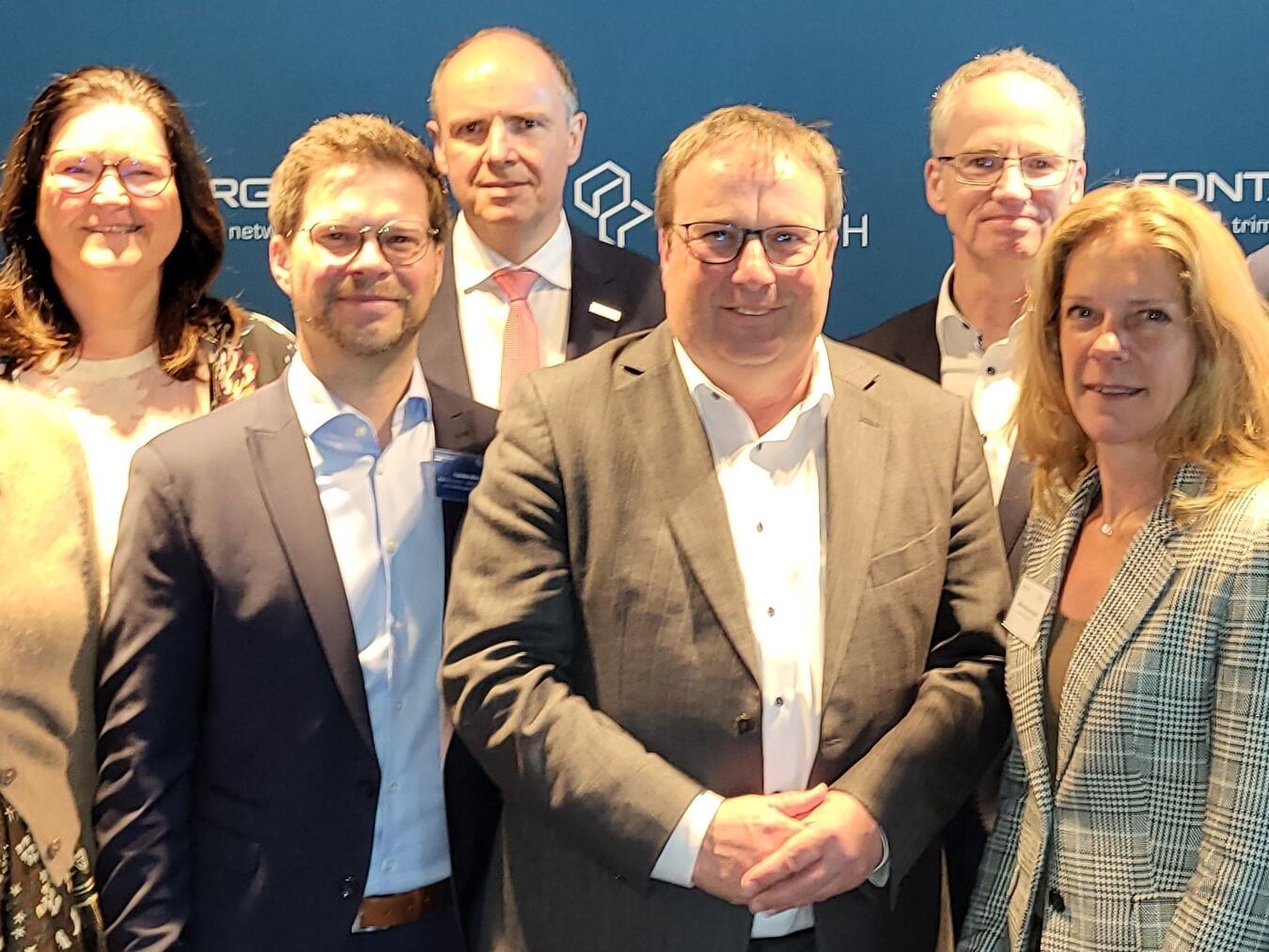 Neuer Containerkran am Hafen Emmerich eingeweiht "Einweihung Emmericher Containerhafen: Gäste aus Wirtschaft und Politik versammelt"