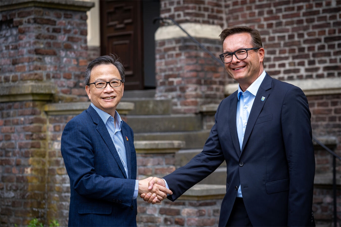 "Gelderns Bürgermeister Sven Kaiser begrüßt Taiwans Repräsentanten Dr. Klement Gu am Rathaus, Geldern."