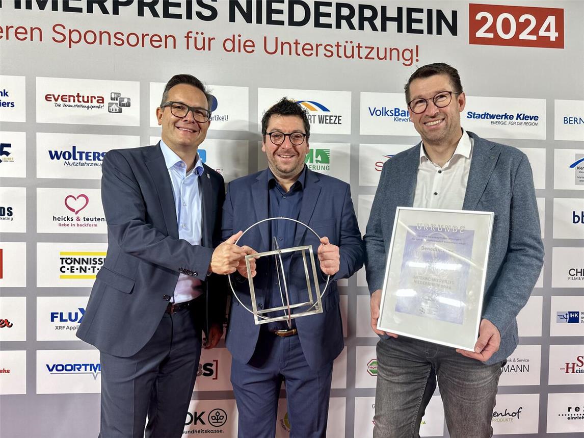 Gelderns Bürgermeister Sven Kaiser (l.) gehörte mit Friedhelm Lange (r., Bäderverein Waldfreibad) zu den ersten Gratulanten des Unternehmerpreis-Preisträgers Benedikt May (m.). Foto: Stadt Geldern/Terhorst