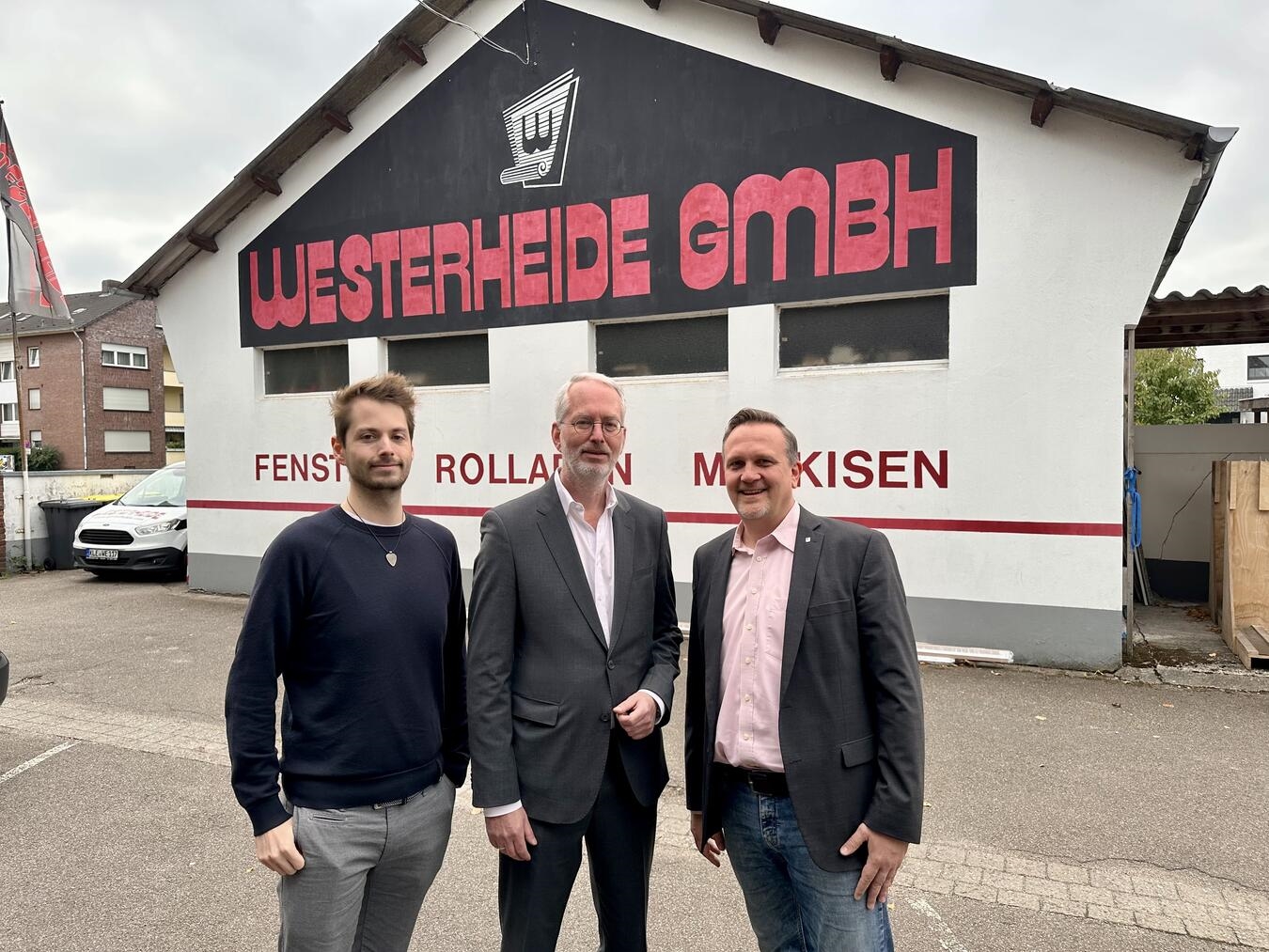 Neuer Wirtschaftsförderer im Austausch mit Westerheide Gelderns neuer Wirtschaftsförderer Stefan von Laguna (r.) besuchte das Gelderner Unternehmen Westerheide und tauschte sich mit Michael (M.) und Alexander Westerheide (l.) unter anderem über aktuelle Herausforderungen und Zukunftsperspektiven aus. Foto: Stadt Geldern/Terhorst