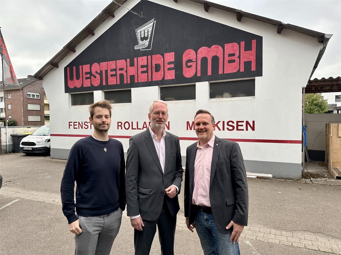 Gelderns neuer Wirtschaftsförderer Stefan von Laguna (r.) besuchte das Gelderner Unternehmen Westerheide und tauschte sich mit Michael (M.) und Alexander Westerheide (l.) unter anderem über aktuelle Herausforderungen und Zukunftsperspektiven aus. Foto: Stadt Geldern/Terhorst