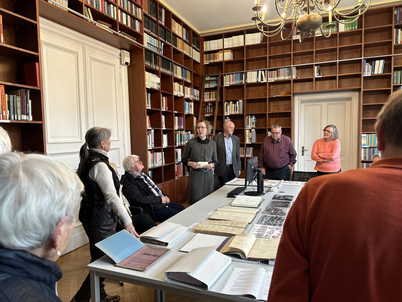 Gelderns Stadtarchivarin Yvonne Bergerfurth führte die Mitglieder des Seniorenbeirats durch das Stadtarchiv. Foto: Stadt Geldern/Terhorst