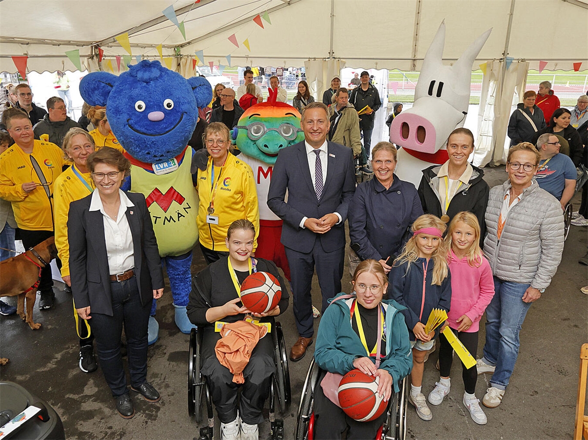 "Menschen verschiedener Herkunft spielen gemeinsam Fußball beim Cup der Vielfalt in Nieukerk, gelebte Inklusion im Sport."
