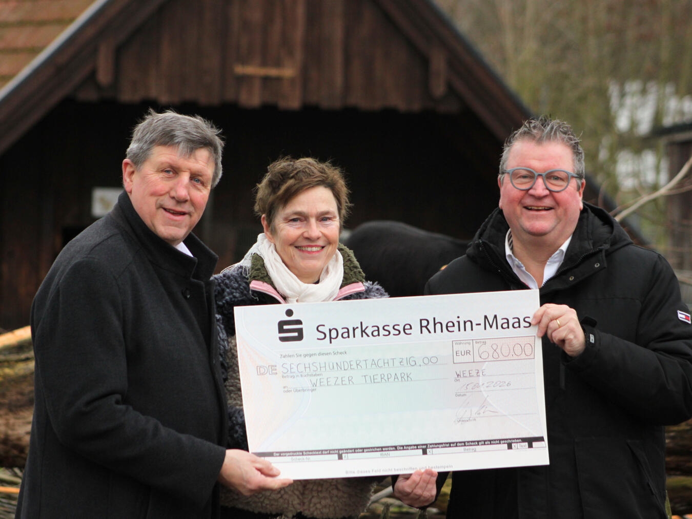 Gemeinde Weeze: Bürgermeister Georg Koenen (re.) überreicht die Spenden des 2. Weezer Adventssingens an Isabel Tebartz-Janowitz (mi.) und Ulrich Francken (li.) Foto: Privat