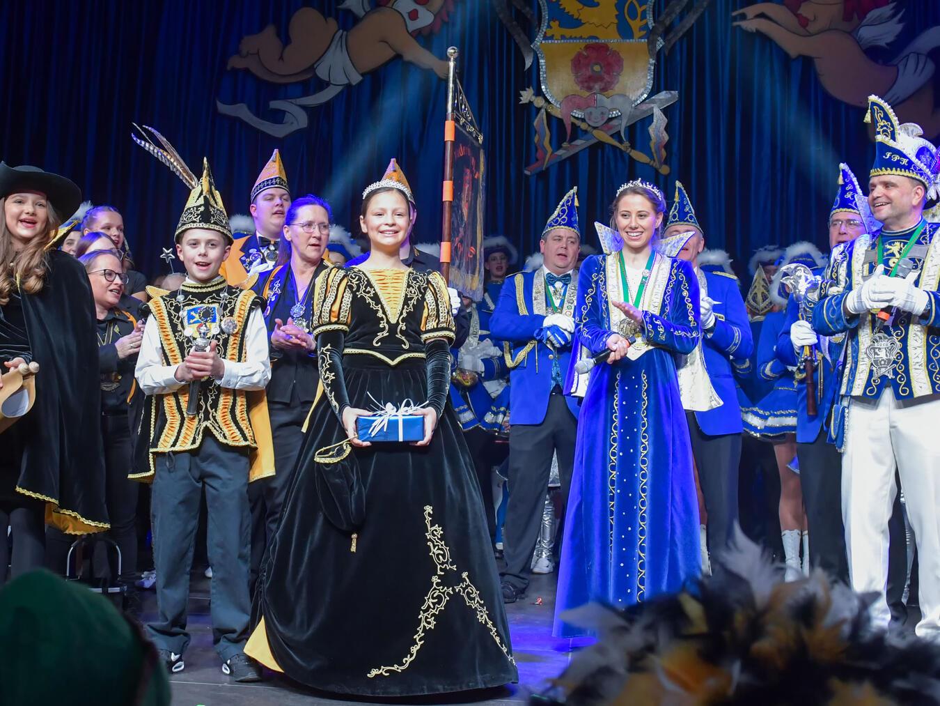 Gemeinsam auf der großen Bühne (v.l.): Heroldin Julia, Prinz Phil I., Prinzessin Runa I., Prinzessin Carina I. und Prinz Volker I.NN-Foto: Gerhard Seybert