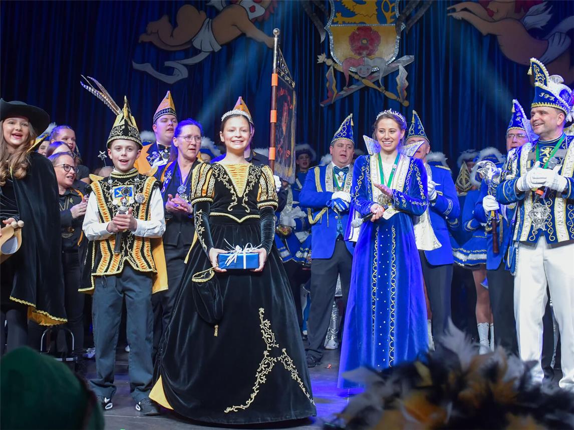 Gemeinsam auf der großen Bühne (v.l.): Heroldin Julia, Prinz Phil I., Prinzessin Runa I., Prinzessin Carina I. und Prinz Volker I.NN-Foto: Gerhard Seybert