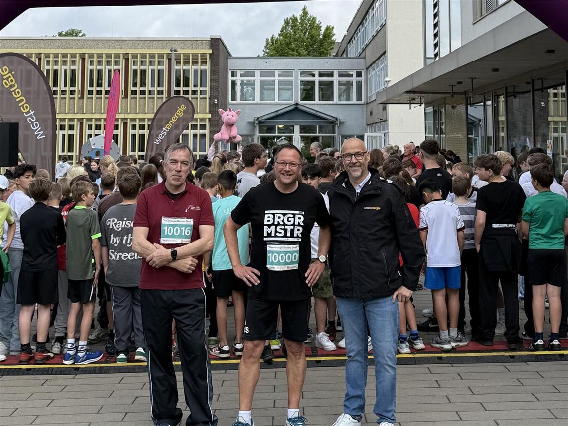 Gemeinsam beim Start des Westenergie Distanz Duells an der Willi-Fährmann-Gesamtschule (v. l.): Jörg Bröscher, Schulleiter der Willi-Fährmann-Gesamtschule; Thomas Görtz, Bürgermeister und Dirk Krämer, Westenergie- Kommunalmanager. Foto: Westenergie